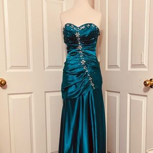 Turquoise strapless gown.